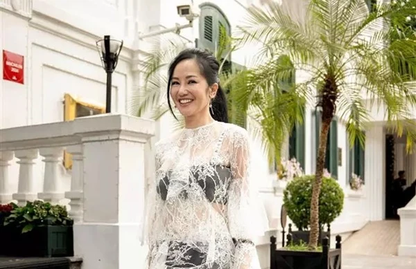 Thời trang xuyên thấu của diva Hồng Nhung ở tuổi trung niên
