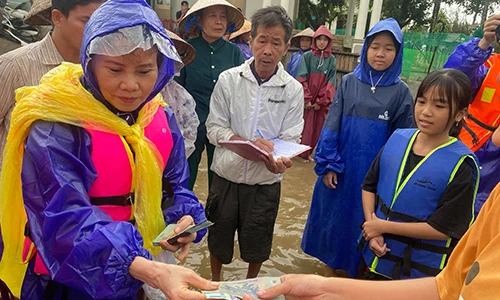 Mẹ ruột Hồ Ngọc Hà lội nước trao quà ở miền Trung