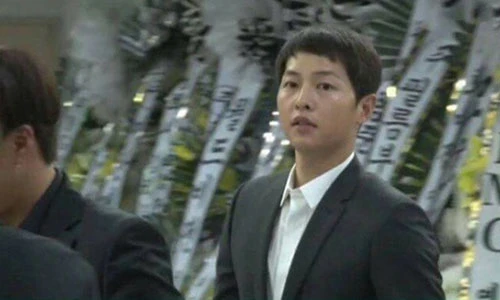 Chưa vội đi tuần trăng mật, Song Joong Ki đến viếng Kim Joo Hyuk