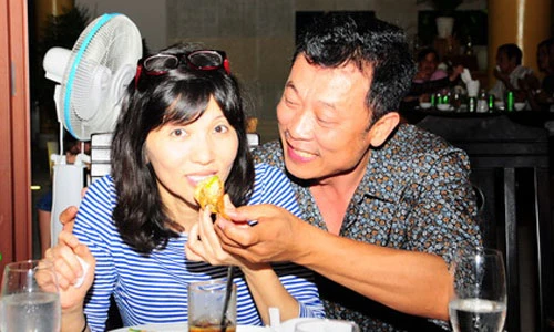 Hình ảnh hiếm hoi của danh hài Vân Sơn bên vợ con