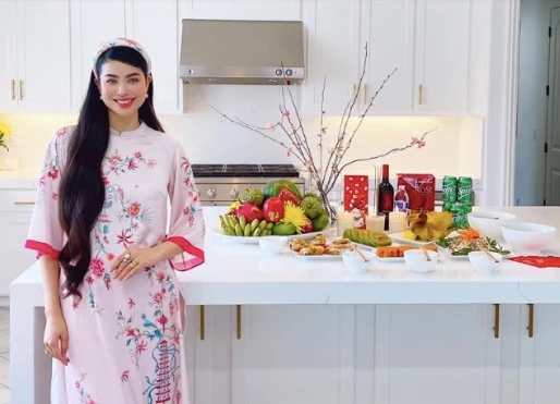 Hoa hậu Phạm Hương xinh đẹp khi diện áo dài đón Tết 