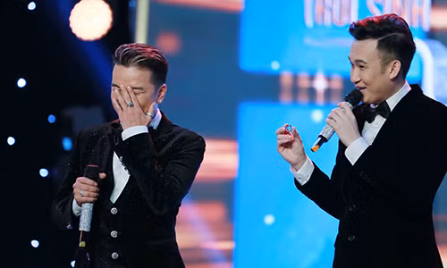 Đàm Vĩnh Hưng ngượng khi được Dương Triệu Vũ tặng nhẫn