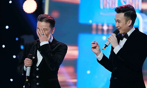 Đàm Vĩnh Hưng ngượng khi được Dương Triệu Vũ tặng nhẫn