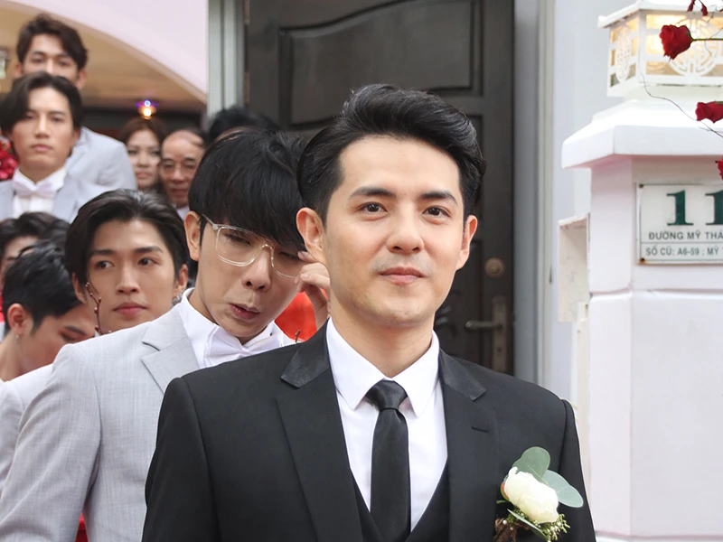 Ông Cao Thắng lái xe mui trần đón Đông Nhi về dinh