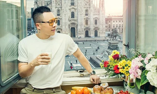 Khắc Tiệp sống hào nhoáng, bóng bẩy ra sao trước tin đồn bị đòi nợ? 