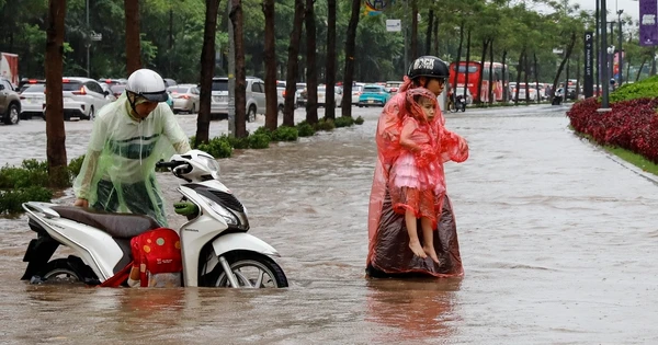 Đường trước trung tâm thương mại mới mở ở Hà Nội ngập sâu kéo dài