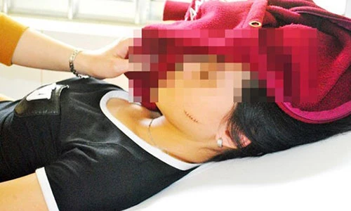 Lột đồ, đánh ghen dã man giữa đường: Đừng mù quáng vi phạm pháp luật