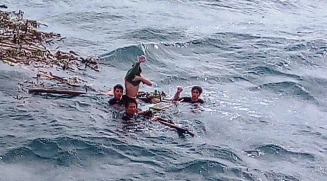 Chùm ảnh: Rưng rưng xúc động đón 3 ngư dân bơi 25 giờ trở về 