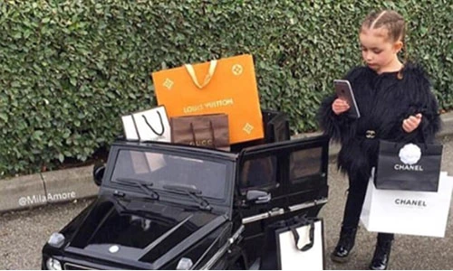 Con nhà giàu Anh nghỉ lễ bằng chuyên cơ riêng, mua hàng hiệu như đi chợ