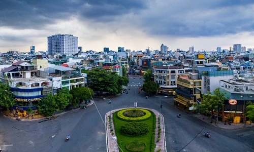 Trung tâm TP.HCM vắng vẻ sau lệnh cấm tụ tập trên 10 người