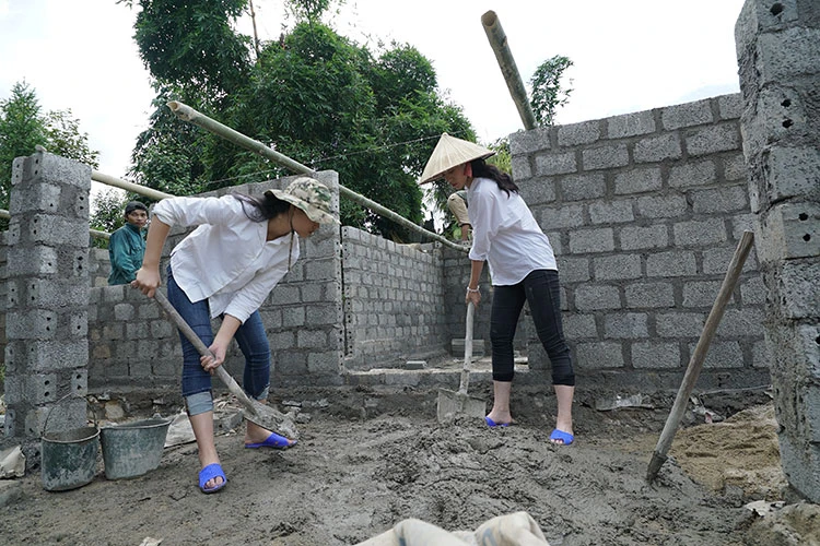Thí sinh Hoa hậu Việt Nam 2018 tự tay chuyền gạch, trộn xi măng