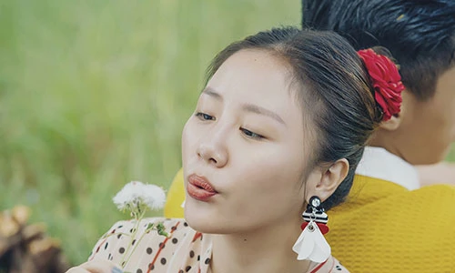 Tò mò khi Văn Mai Hương khoe ảnh tình tứ bên trai lạ