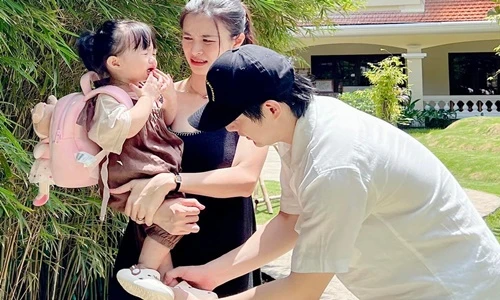 Biểu cảm "độc - lạ" của con gái Đông Nhi - Ông Cao Thắng ngày đầu đi học