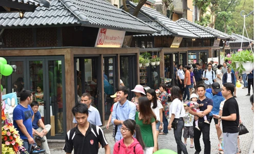 Phố sách Hà Nội thu hút người dân ngay ngày đầu khai trương