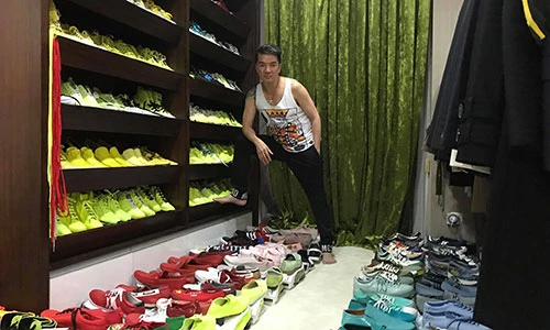 Đàm Vĩnh Hưng khoe núi hàng hiệu nhiều khủng khiếp