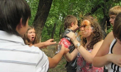 Loạt ảnh khó đỡ khủng khiếp của chị em thế giới