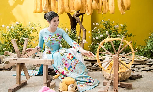 Ngọc Hân thích thú trải nghiệm quá trình dệt lụa tơ tằm