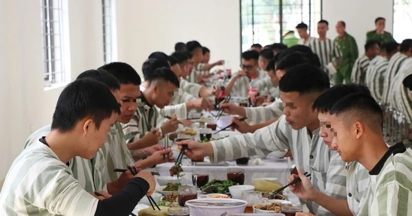 Ấm lòng bữa cơm đón Tết sớm ở trại giam