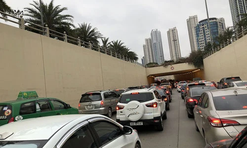 Dòng xe cộ cuồn cuộn đội mưa rét ngày cận Tết Canh Tý 2020