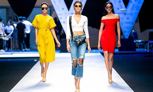 H’hen Niê đọ vẻ gợi cảm cùng Hoàng Thùy, Mâu Thủy