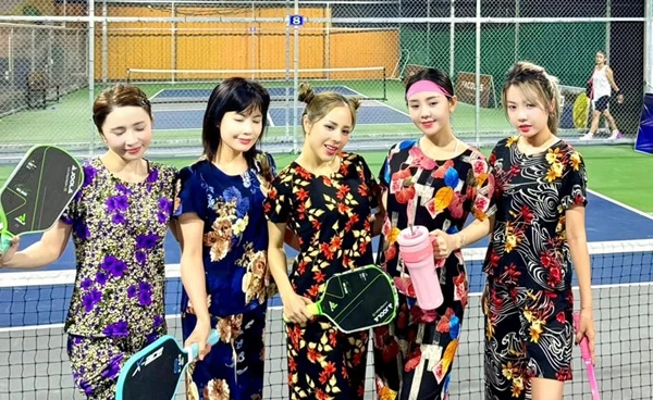 Quỳnh Nga, Quỳnh Kool mặc đồ ngủ đi tập pickleball