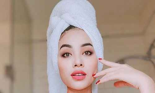 Ở Mỹ, Phạm Hương khoe ảnh gợi cảm “níu mắt người xem”