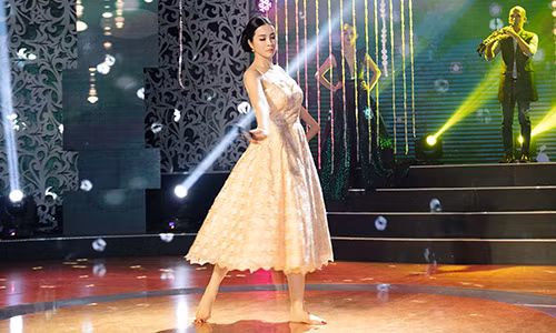 MC Thanh Mai trổ tài múa quạt trên truyền hình