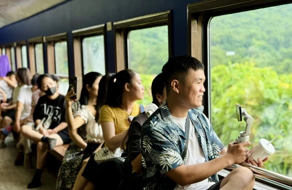Chuyến tàu trên cung đường du lịch đẹp nhất Việt Nam