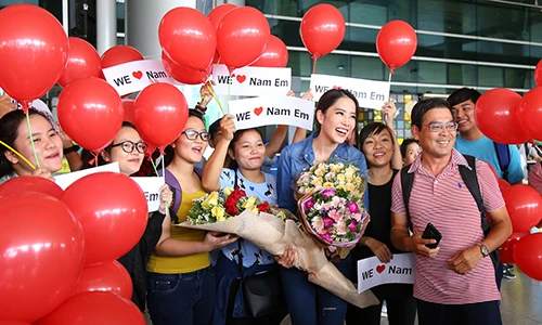 Nam Em rạng rỡ về nước sau khi lọt Top 8 HH Trái đất