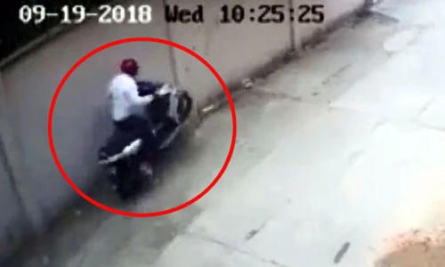 Video: Trộm bẻ khóa rồi bốc đầu xe máy tẩu thoát