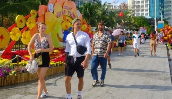 Du khách nô nức ghé phố biển Nha Trang dịp đầu năm mới