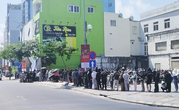 Khán giả đội nắng xếp hàng mua vé xem "Đào, phở và piano"