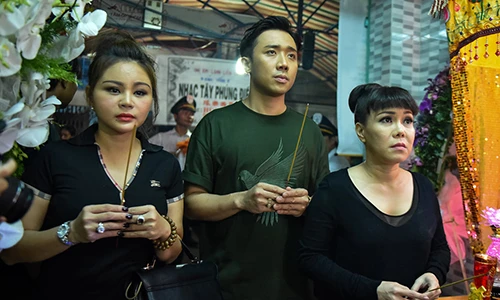 Sao Việt đau buồn đến viếng nghệ sĩ Khánh Nam 