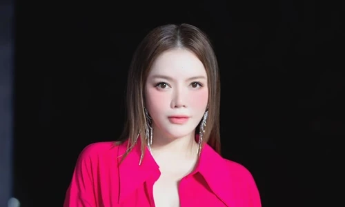 Có siêu xe 40 tỷ, sao Lý Nhã Kỳ phải đi taxi đến sự kiện?