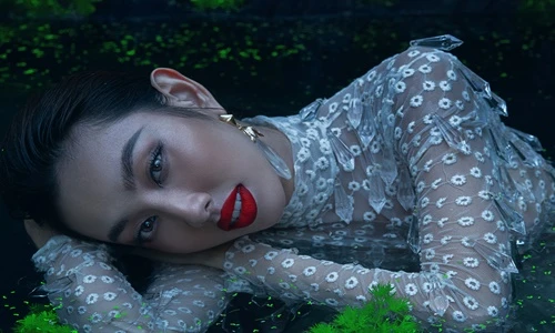 Thùy Tiên quyến rũ với váy xuyên thấu, thả dáng trong hồ nước