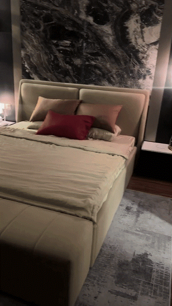 Ngoài không gian này, 2 phòng ngủ và phòng làm việc cũng được decor chỉn chu, ấn tượng không kém. Trong phòng master, cặp đôi vẫn chọn tone màu tối: đen, ghi, be,... Diện tích sử dụng làm phòng ngủ không quá lớn, đúng nghĩa chỉ để chill nên được đầu tư tuyệt đối vào những trải nghiệm của cá nhân gia chủ.