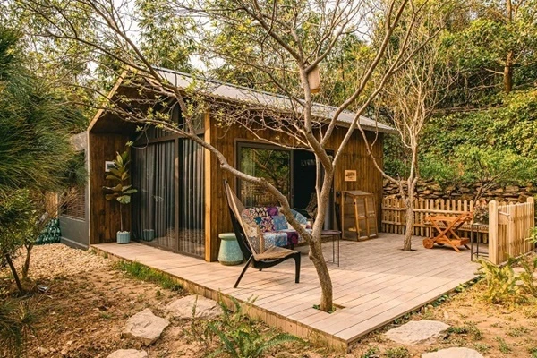 Ngôi nhà gỗ thông nằm giữa rừng núi, ánh sáng len lỏi vào tận giường ngủ