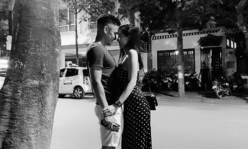 Hot Face sao Việt 24h: Vợ chồng Tâm Tít tình tứ trên phố