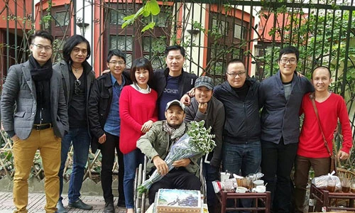 Nhạc sĩ Trần Lập hạnh phúc đón sinh nhật bên bạn bè