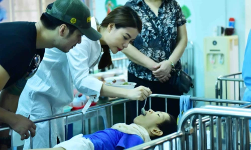 Trương Ngọc Ánh tự tay bón cơm cho trẻ em tàn tật