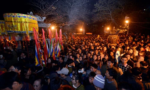 Ảnh: Sau khai ấn đền Trần, du khách vượt rào lấy may