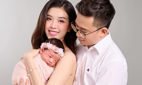 Á hậu Thúy An lần đầu khoe ảnh con gái