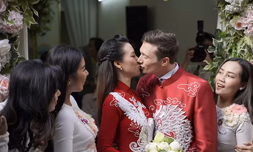 Hoàng Oanh khóa môi chồng Tây ngọt ngào trong lễ rước dâu
