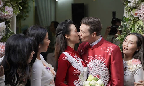 Hoàng Oanh khóa môi chồng Tây ngọt ngào trong lễ rước dâu
