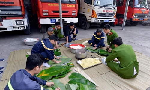 Ảnh: Lính cứu hỏa mổ lợn, gói bánh chưng đón Tết