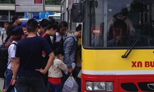 Người dân “tay xách nách mang” đổ về Hà Nội sau kỳ nghỉ