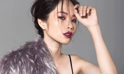 Ngắm vẻ gợi cảm của chị gái song sinh Nam Em