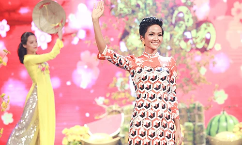 Hoa hậu H’hen Niê lần đầu diễn thời trang sau khi đăng quang