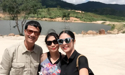 Lần hiếm hoi Hoa hậu Ngọc Hân khoe ảnh bên bố mẹ 