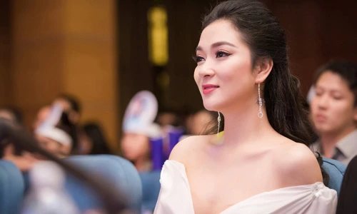 HH Nguyễn Thị Huyền khoe vai trần quyến rũ làm giám khảo